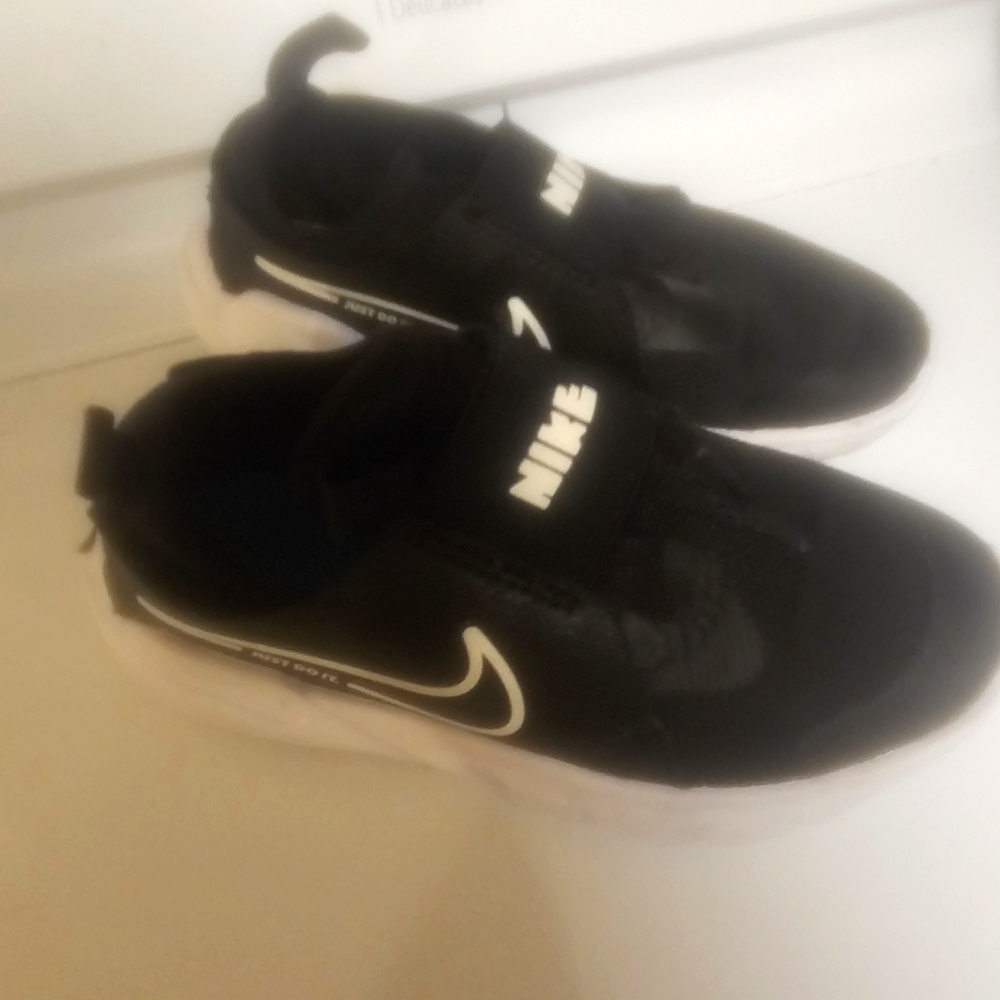 Nike Kid sneaker 11c like new